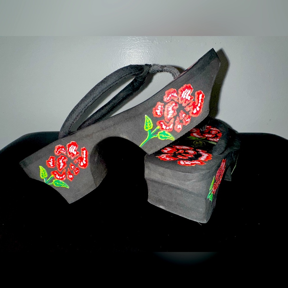 Lower East side Vintage-Inspired Black Geta Sandals with Red Floral Print